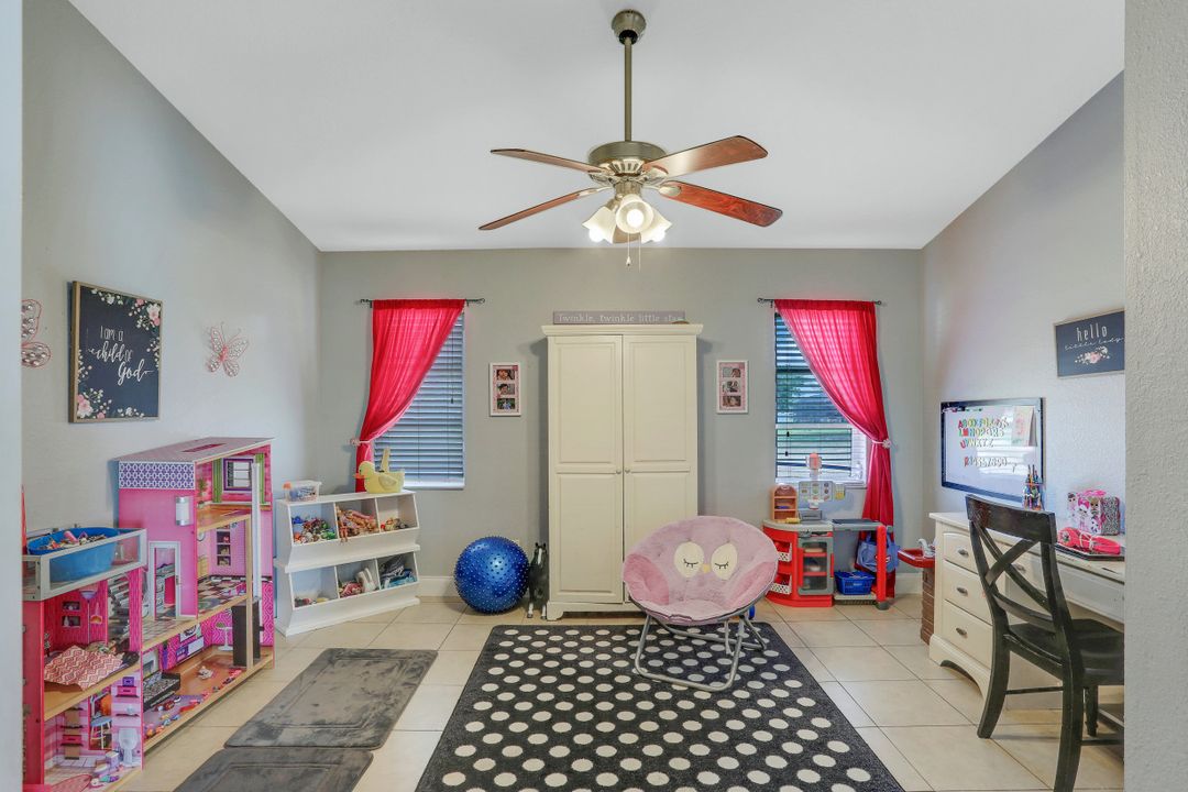 1021 NW 43rd Ave, Cape Coral, FL 33993