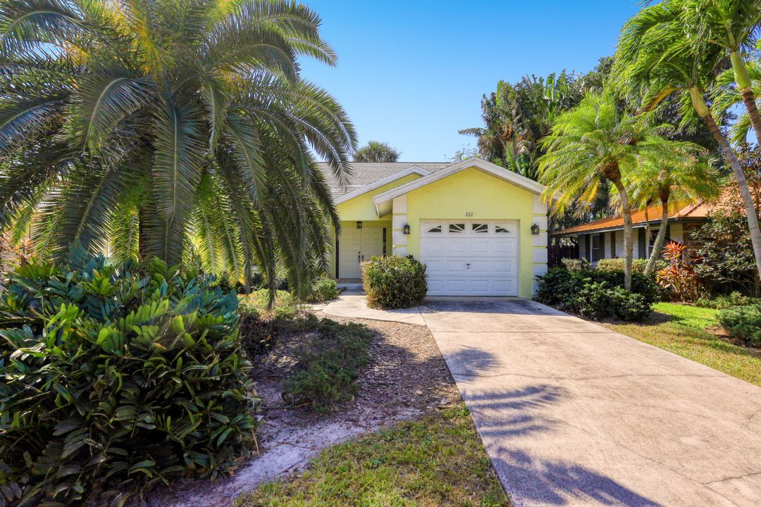 812 102nd Ave N, Naples, FL 34108