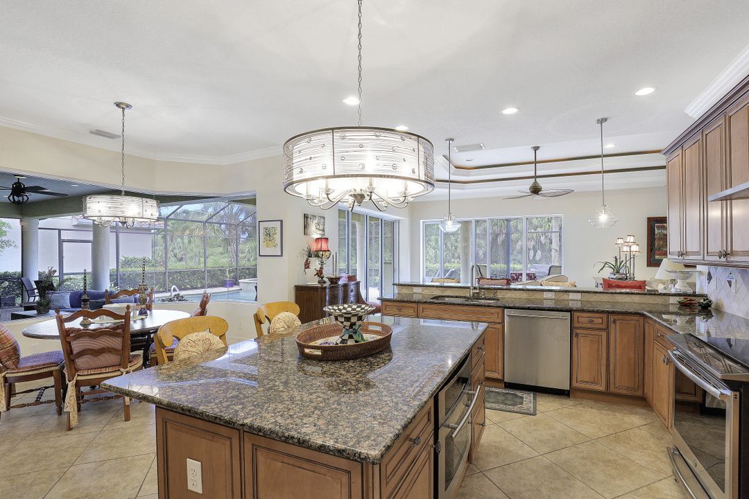 467 Saddlebrook Ln, Naples, FL 34110