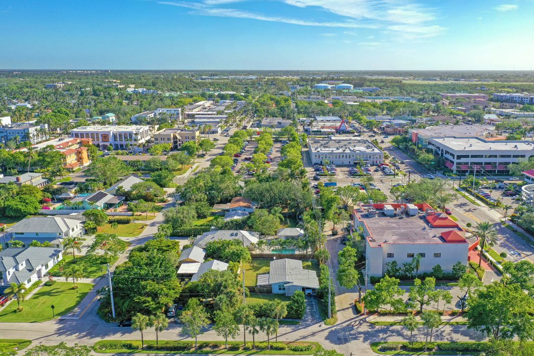 476 7th St N, Naples, FL 34102