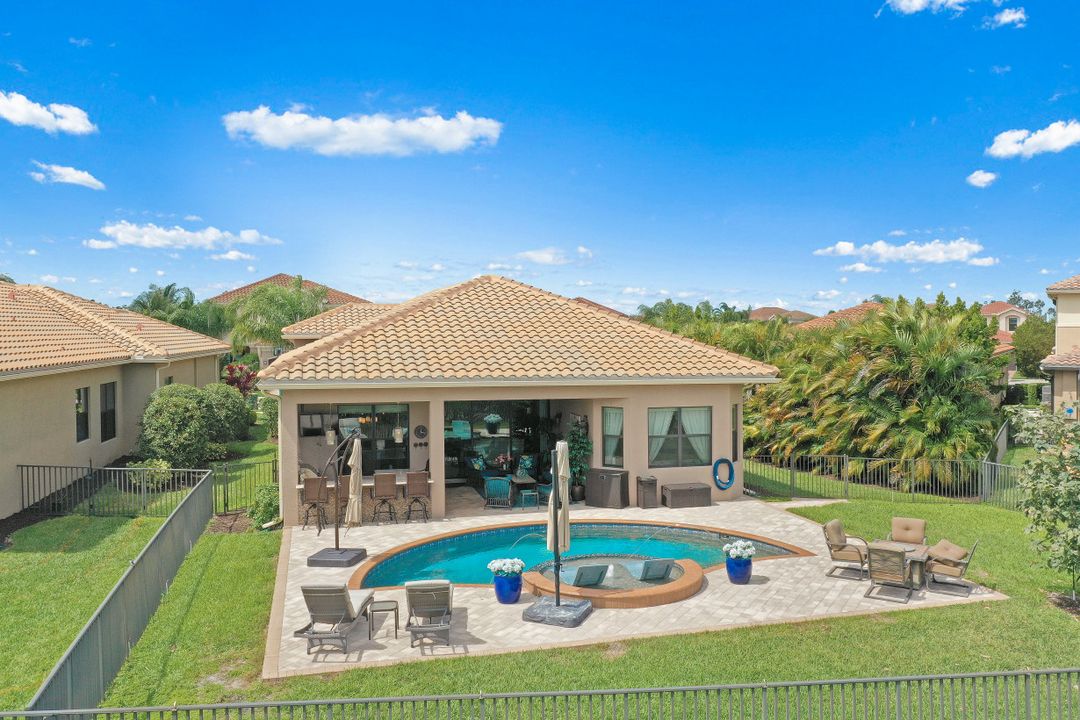 2832 Cinnamon Bay Cir, Naples, FL 34119