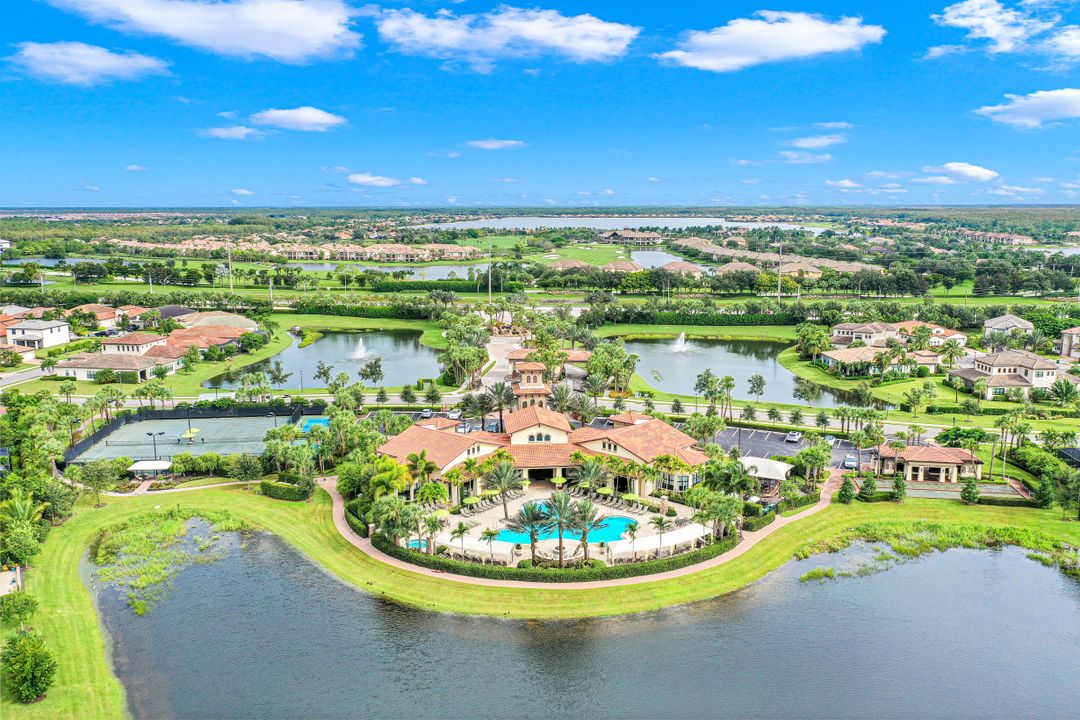 9256 Woodhurst Dr, Naples, FL 34120