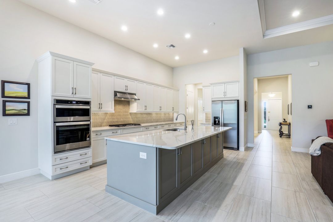 9003 Redonda Dr, Naples, FL 34114