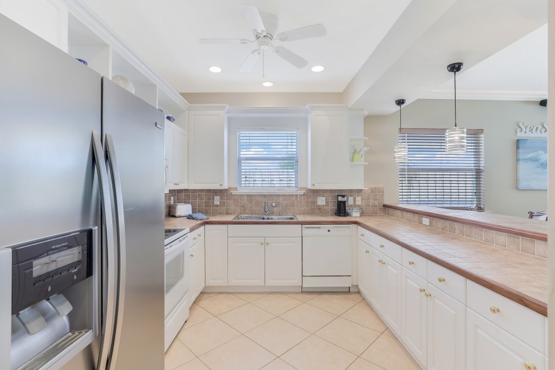 557 96th Ave N, Naples, FL 34108