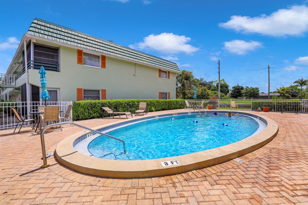 300 Valley Stream Dr #6A, Naples, FL 34113