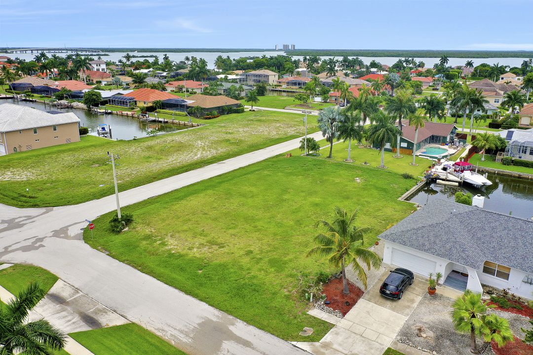 295 Grapewood Ct, Marco Island, FL 34145