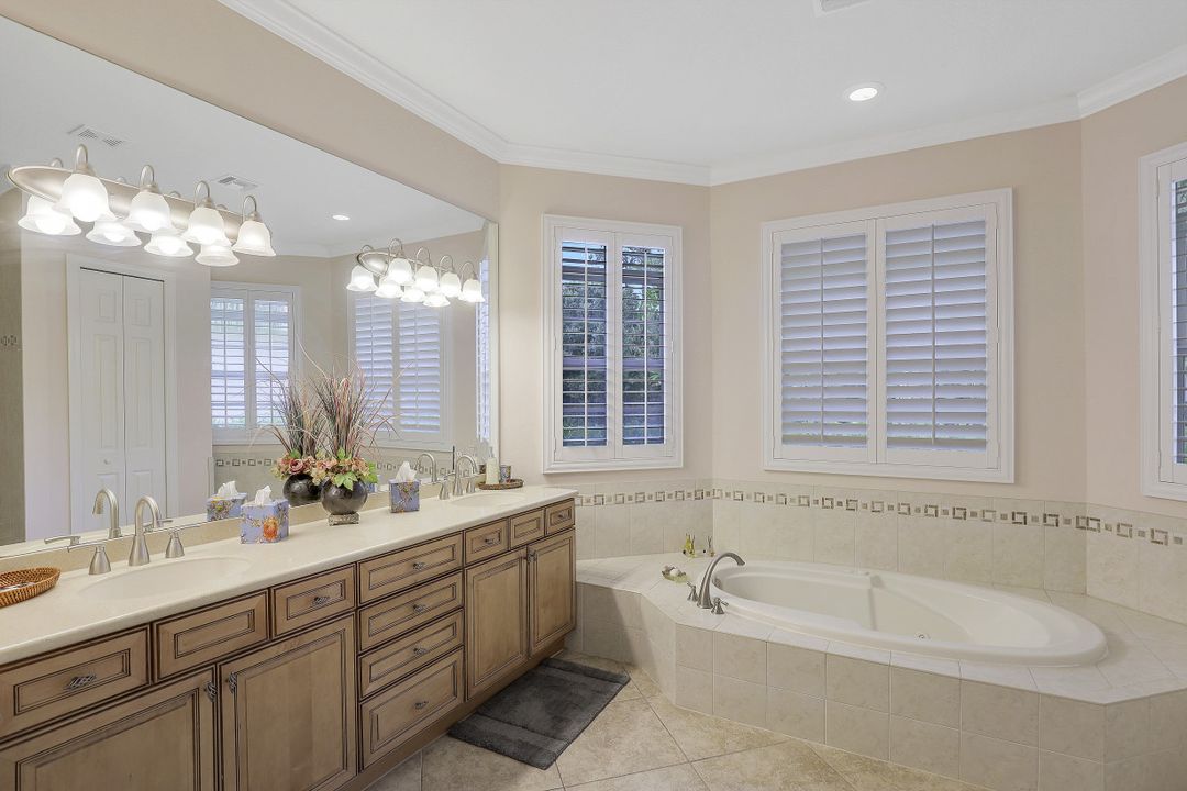 467 Saddlebrook Ln, Naples, FL 34110