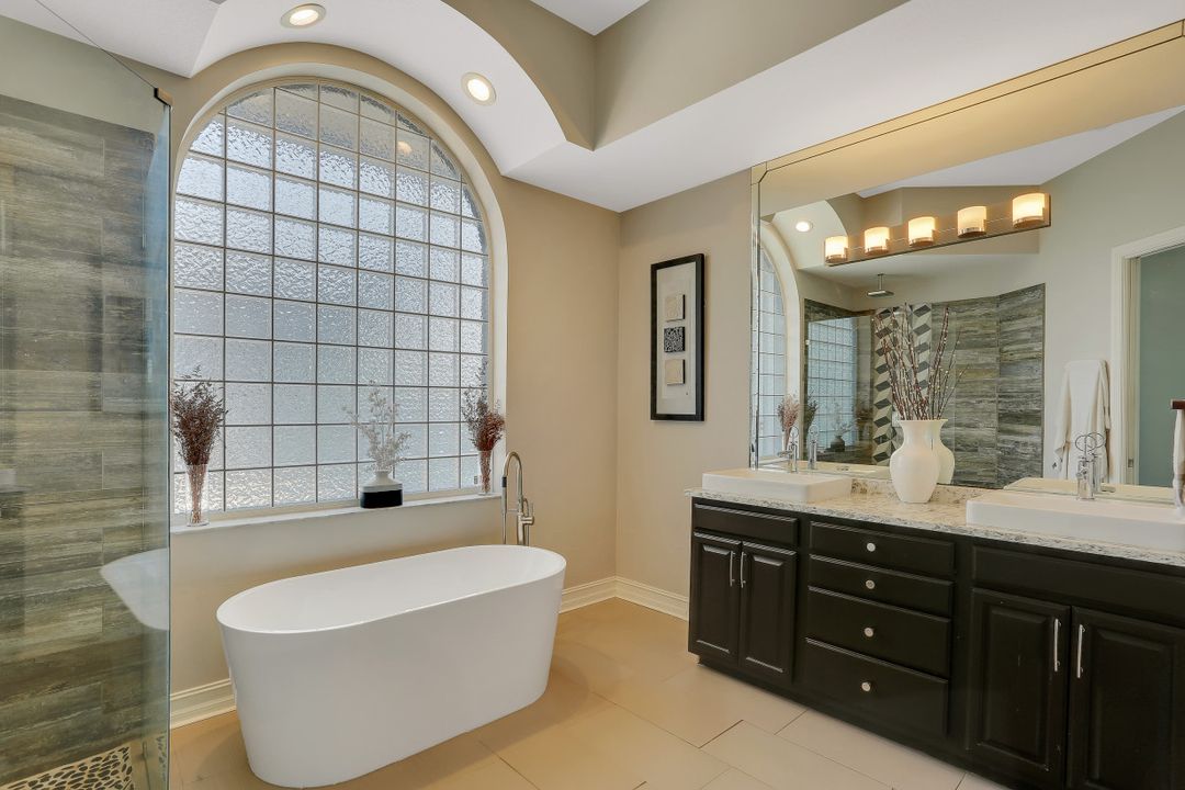 2892 Coco Lakes Pl, Naples, FL 34105