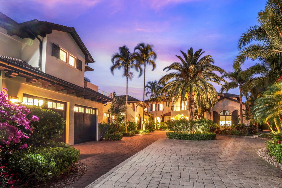 970 Aqua Cir, Naples, FL 34102