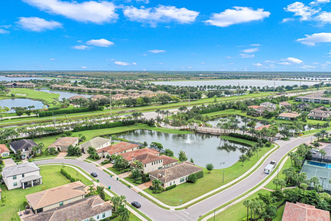 9256 Woodhurst Dr, Naples, FL 34120