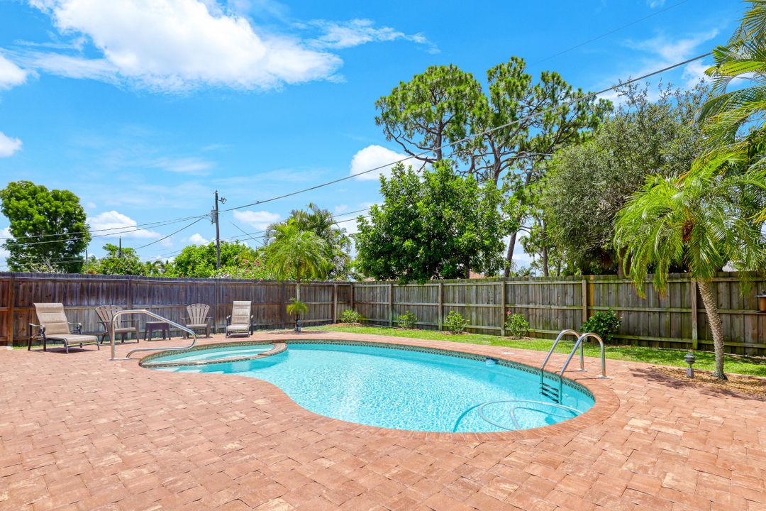 644 94th Ave N, Naples, FL 34108