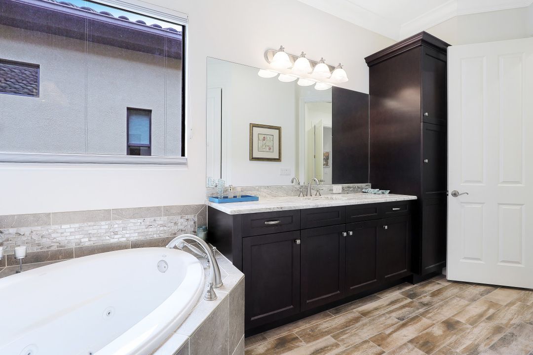 7327 Lantana Cir, Naples, FL 34119