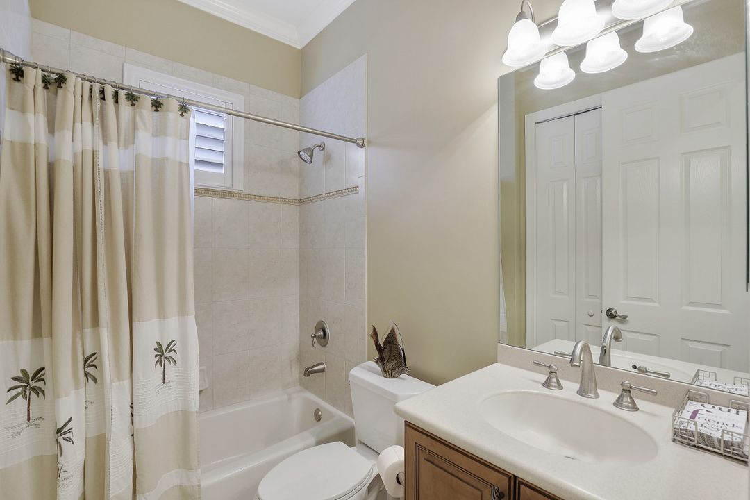 467 Saddlebrook Ln, Naples, FL 34110