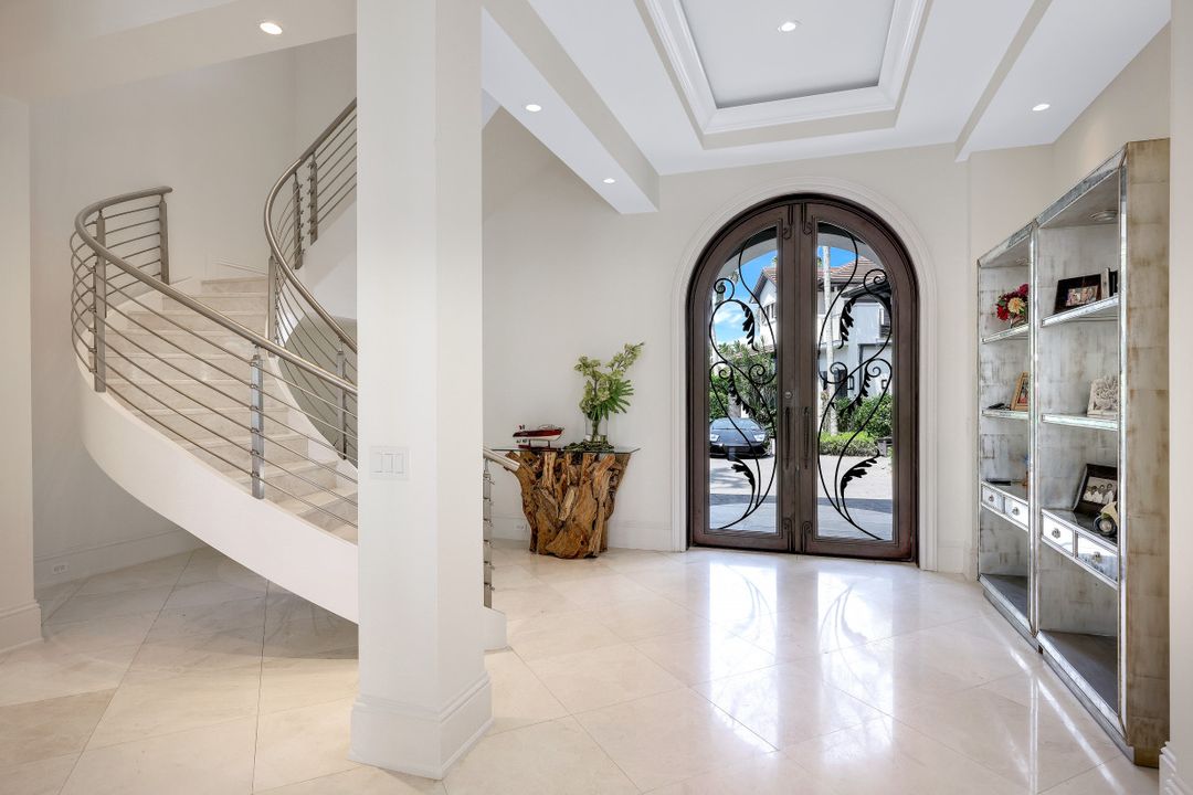 970 Aqua Cir, Naples, FL 34102