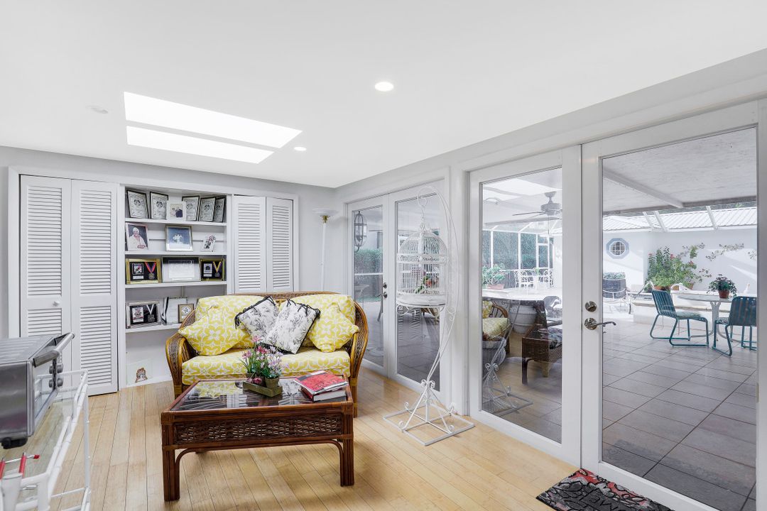 349 2nd Ave N, Naples, FL 34102