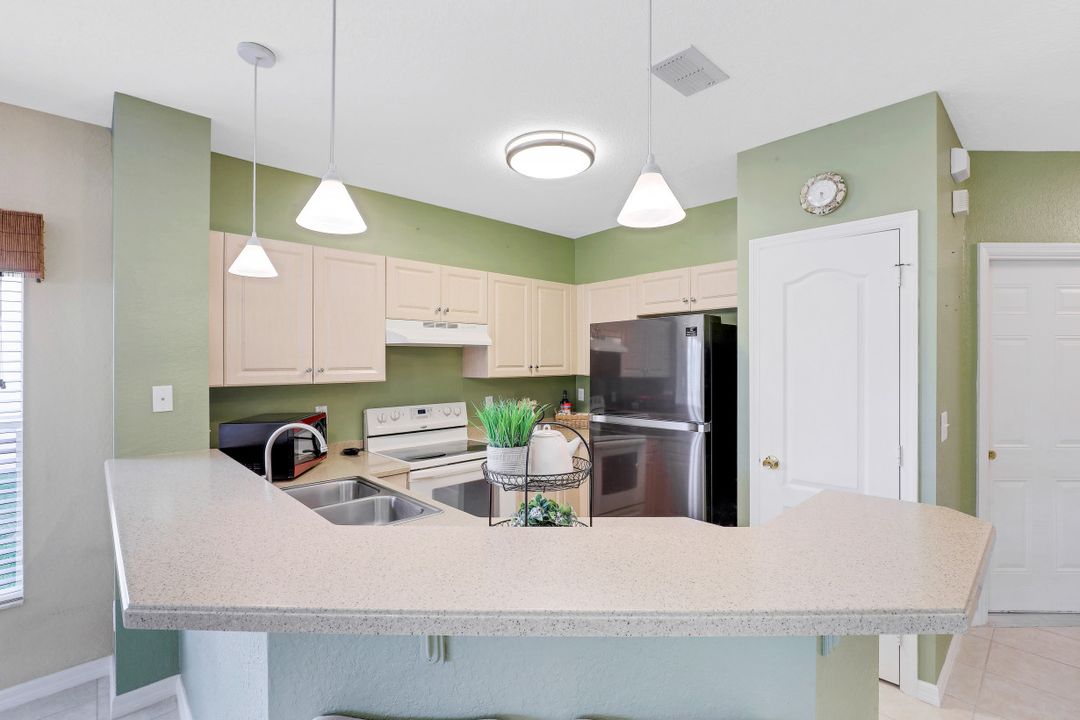 1370 Weeping Willow Ct, Cape Coral, FL 33909