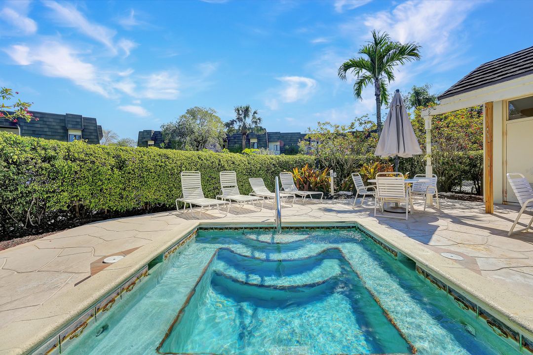 1617 Spoonbill Ln, Naples, FL 34105