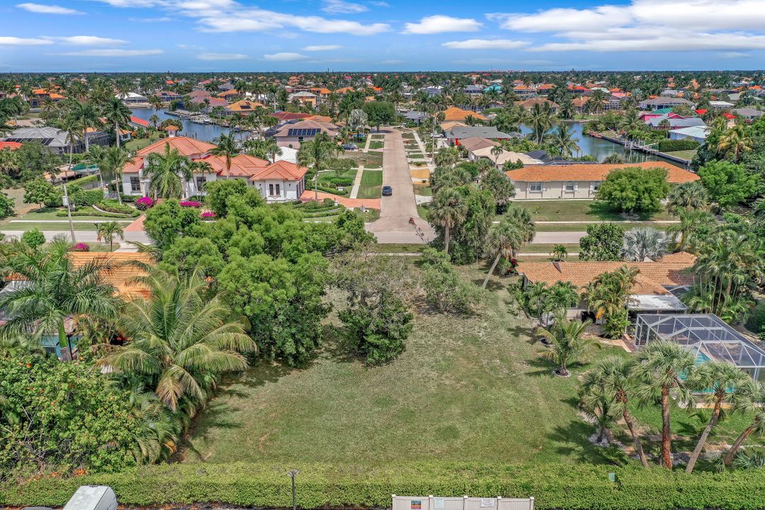 138 Greenbrier St, Marco Island, FL 34145