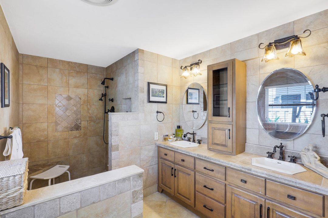 349 2nd Ave N, Naples, FL 34102