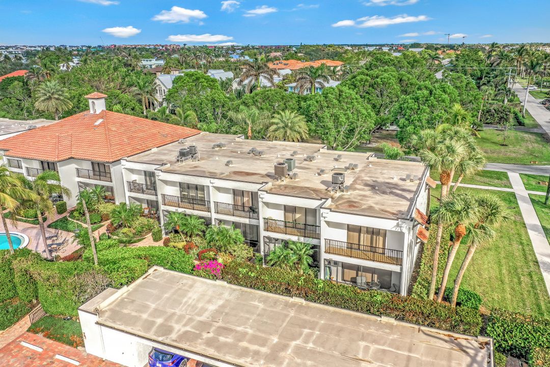 1060 6th St S #1060, Naples, FL 34102