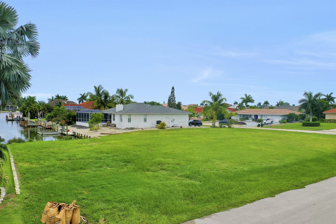 295 Grapewood Ct, Marco Island, FL 34145