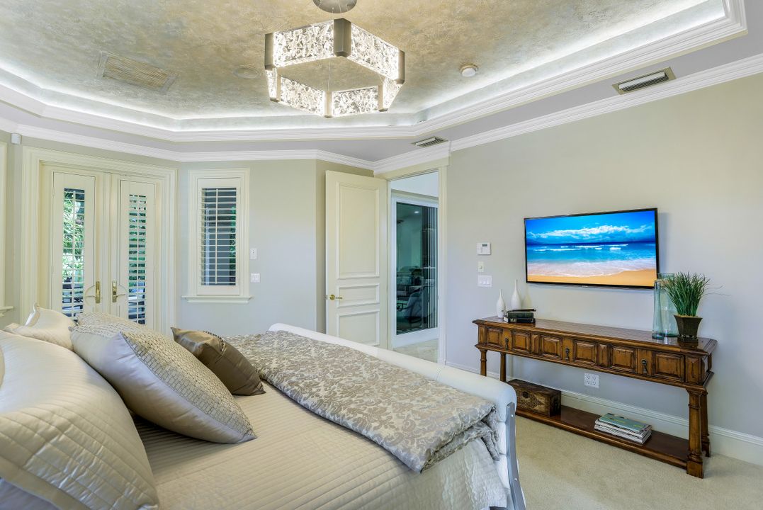 33 3rd St S, Naples, FL 34102