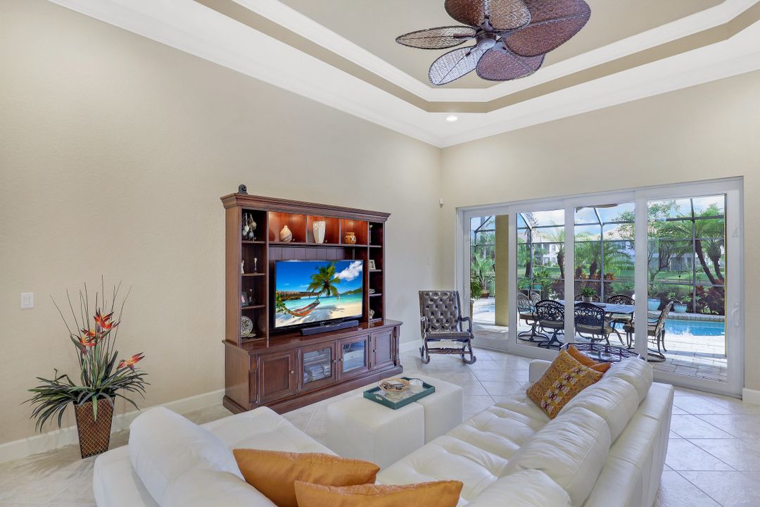 8806 Spinner Cove Ln, Naples, FL 34120