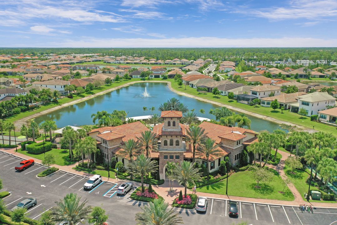 9385 Glenforest Dr, Naples, FL 34120