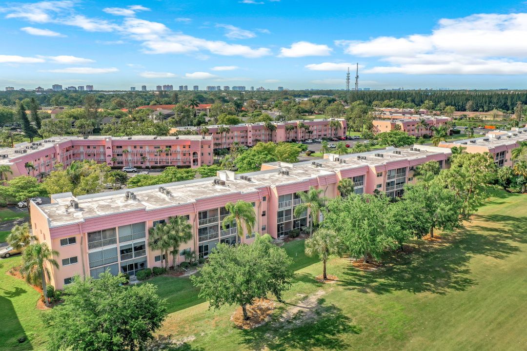 200 Turtle Lake Ct #303, Naples, FL 34105