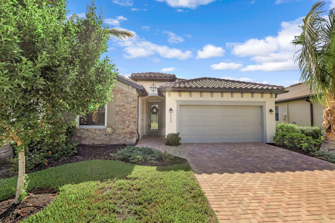 9460 Foxglove Ln, Naples, FL 34120