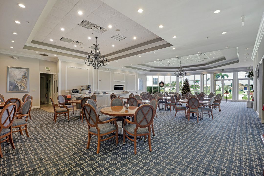 53 High Point Cir W #107, Naples, FL 34103