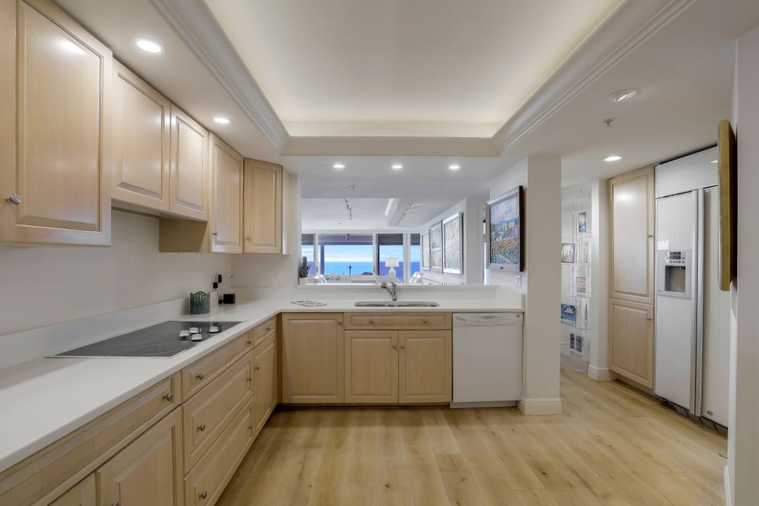 20 Seagate Dr #702, Naples, FL 34103