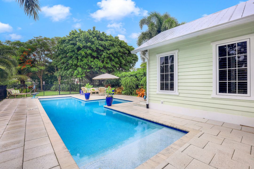 572 7th Ave N, Naples, FL 34102