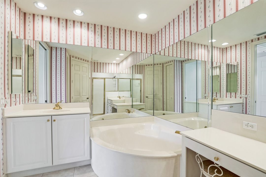 6049 Ashford Ln #202, Naples, FL 34110