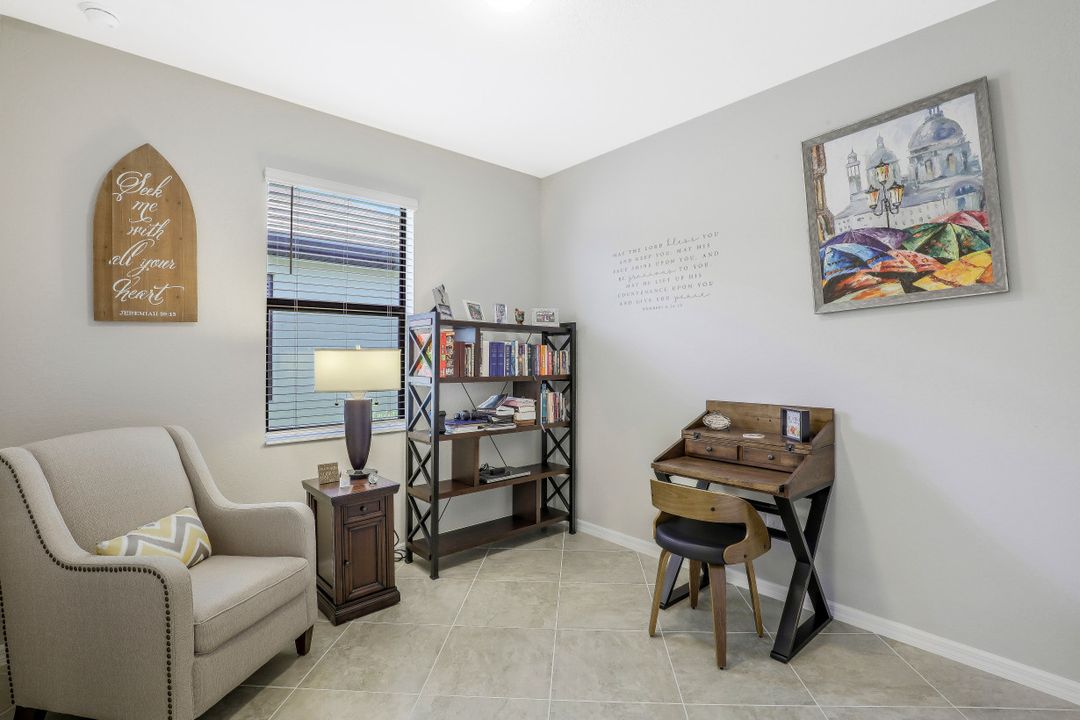 9460 Foxglove Ln, Naples, FL 34120