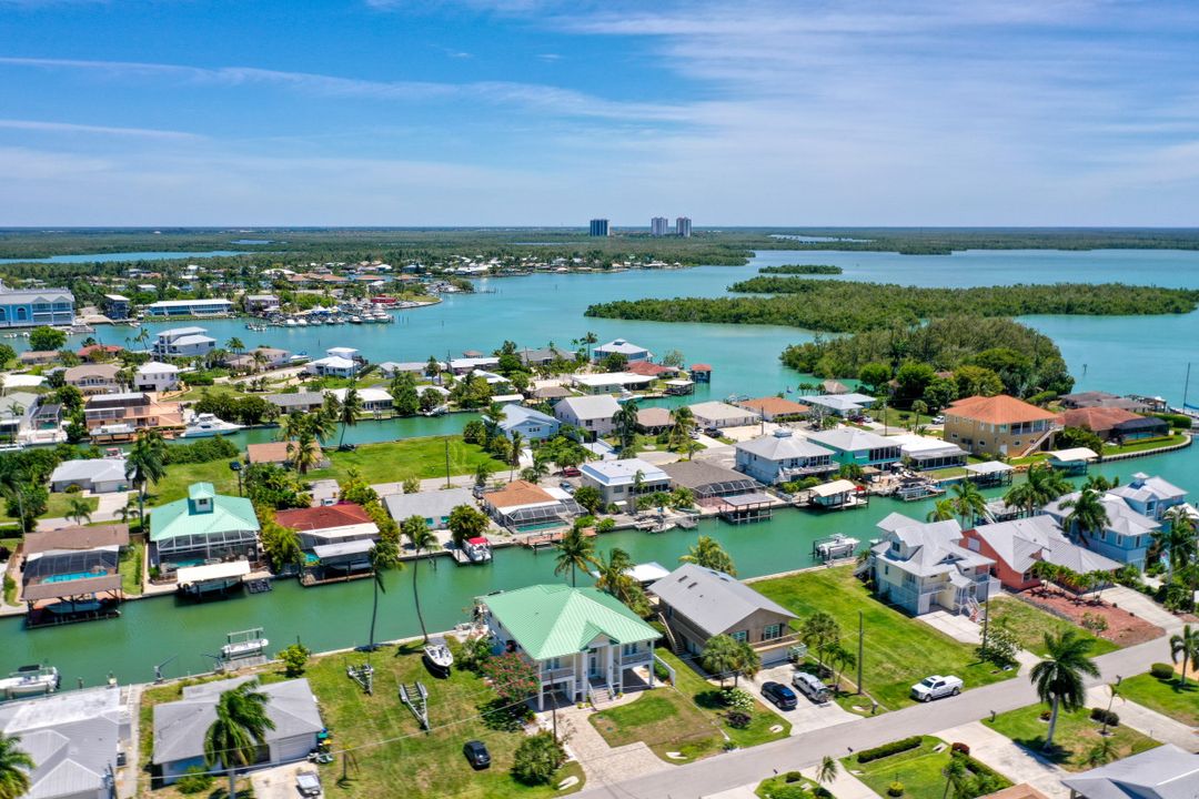 147 San Salvador St, Naples, FL 34113
