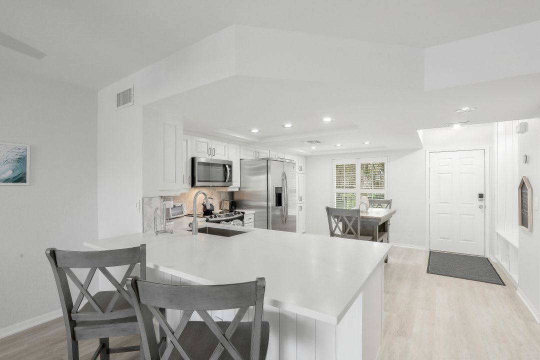 9101 Vanderbilt Dr #203, Naples, FL 34108