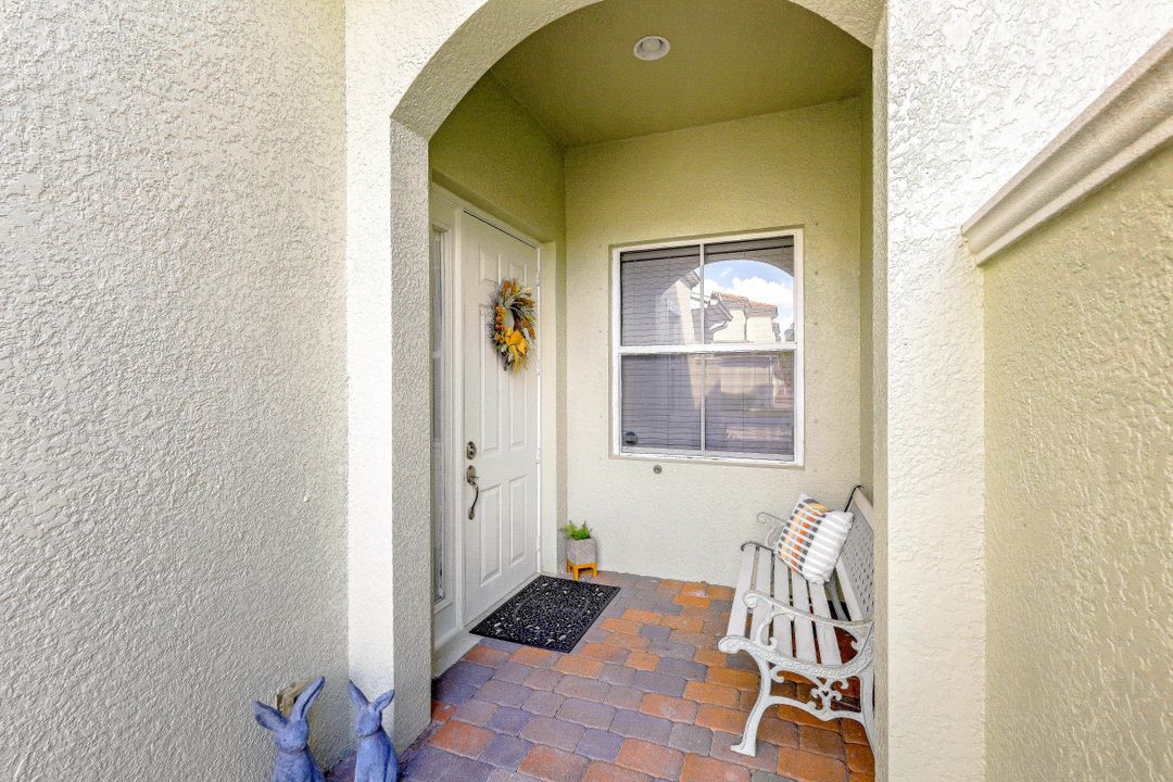 1355 Mariposa Cir  #6-202, Naples, FL 34105