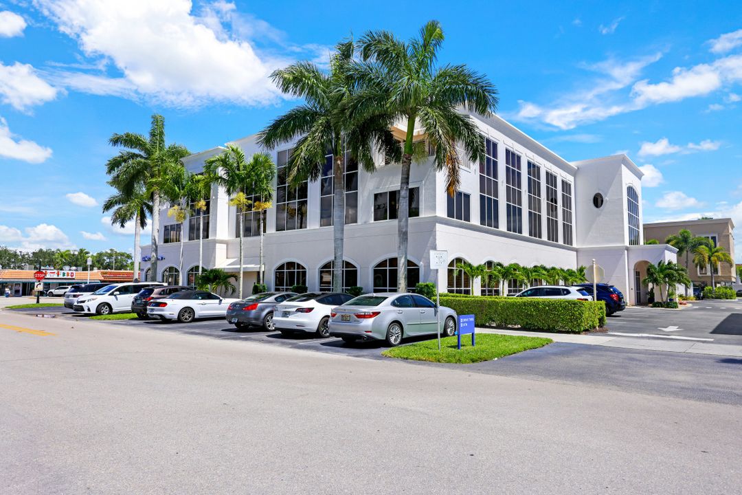 599 Tamiami Trail N #200, Naples, FL 34102