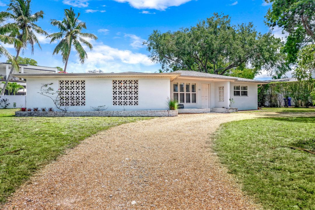 566 Palm Cir E, Naples, FL 34102