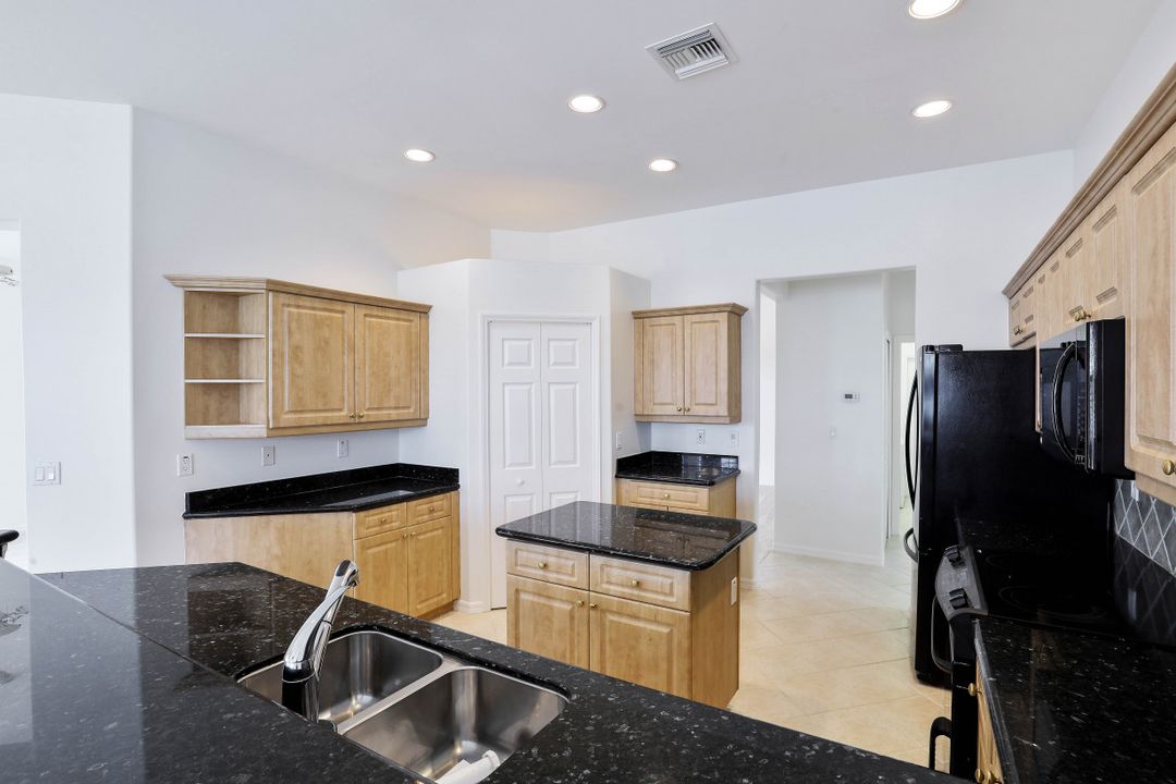 995 Chesapeake Bay Ct, Naples, FL 34120