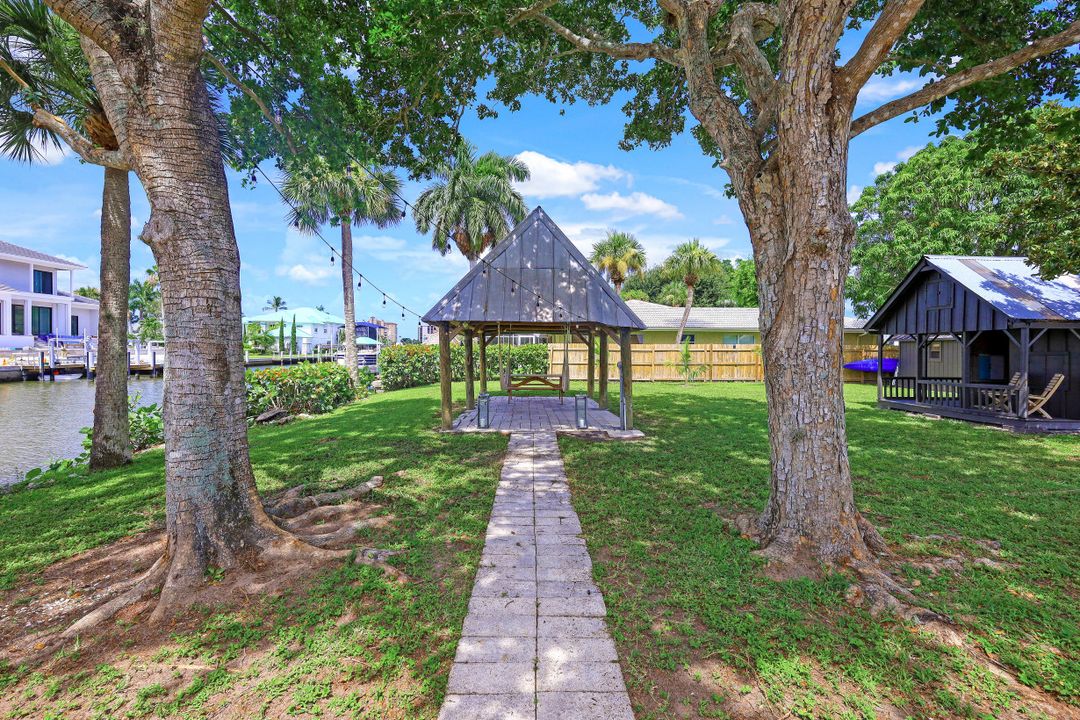 438 Lagoon Ave, Naples, FL 34108
