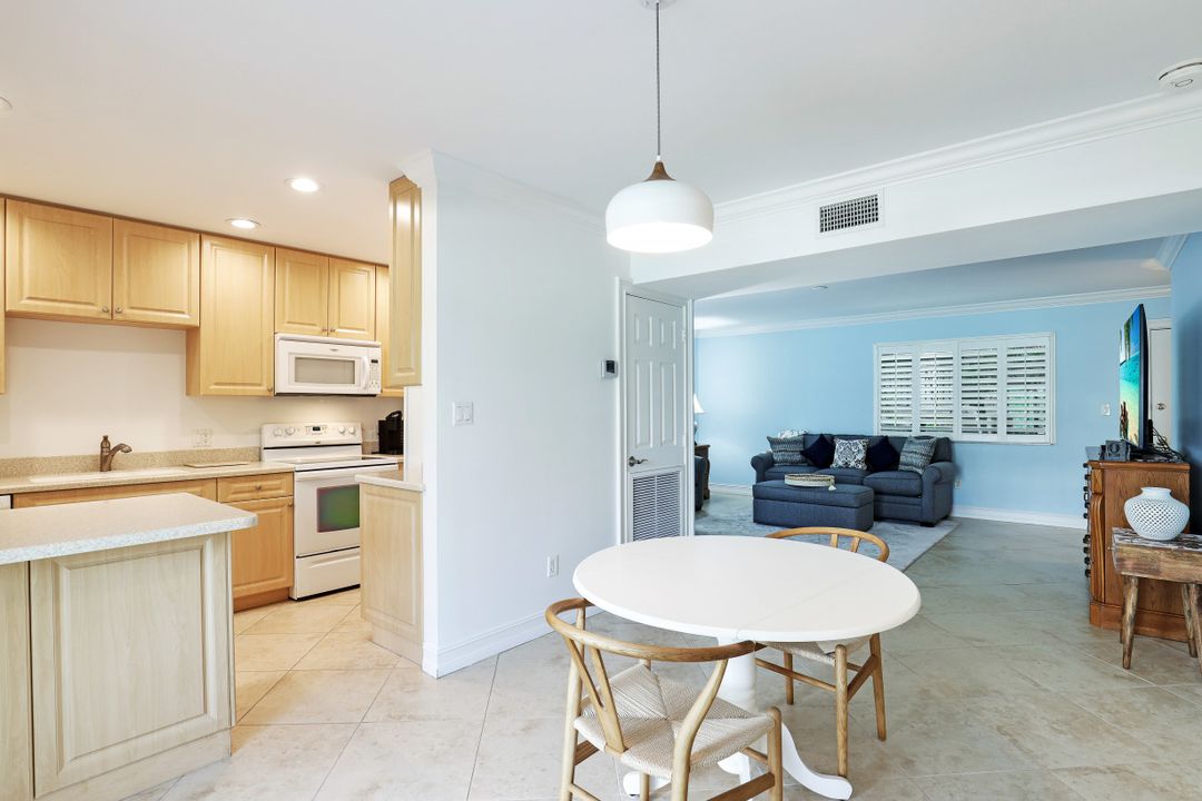 788 Park Shore Dr #H13, Naples, FL 34103