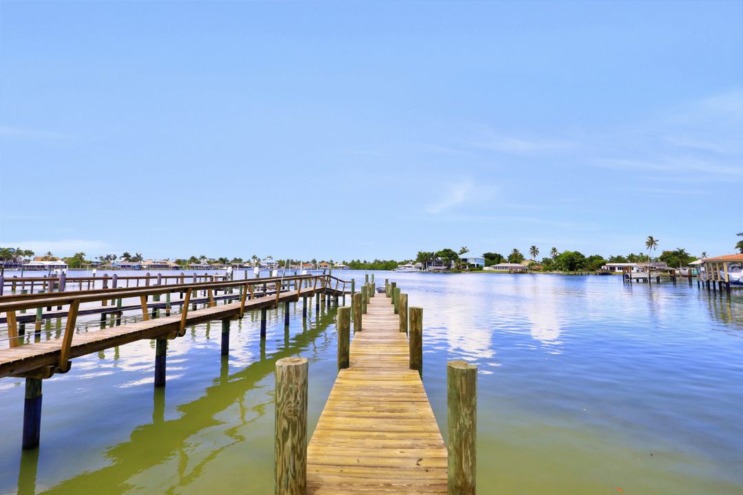 39 W Pelican St, Naples, FL 34113