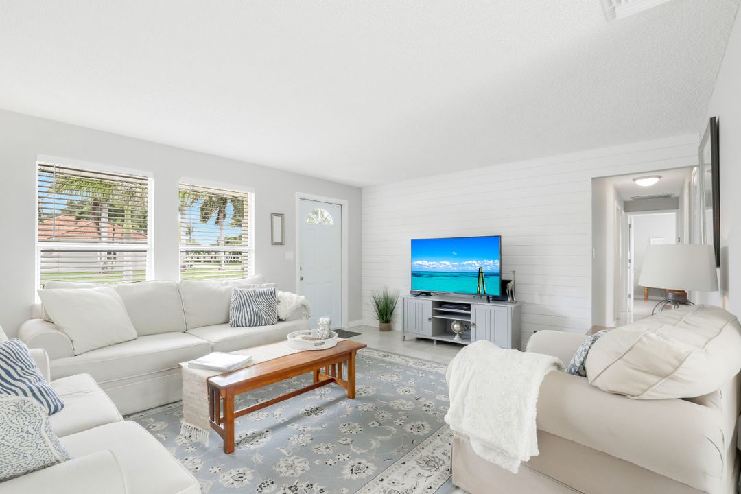 698 105th Ave N, Naples, FL 34108