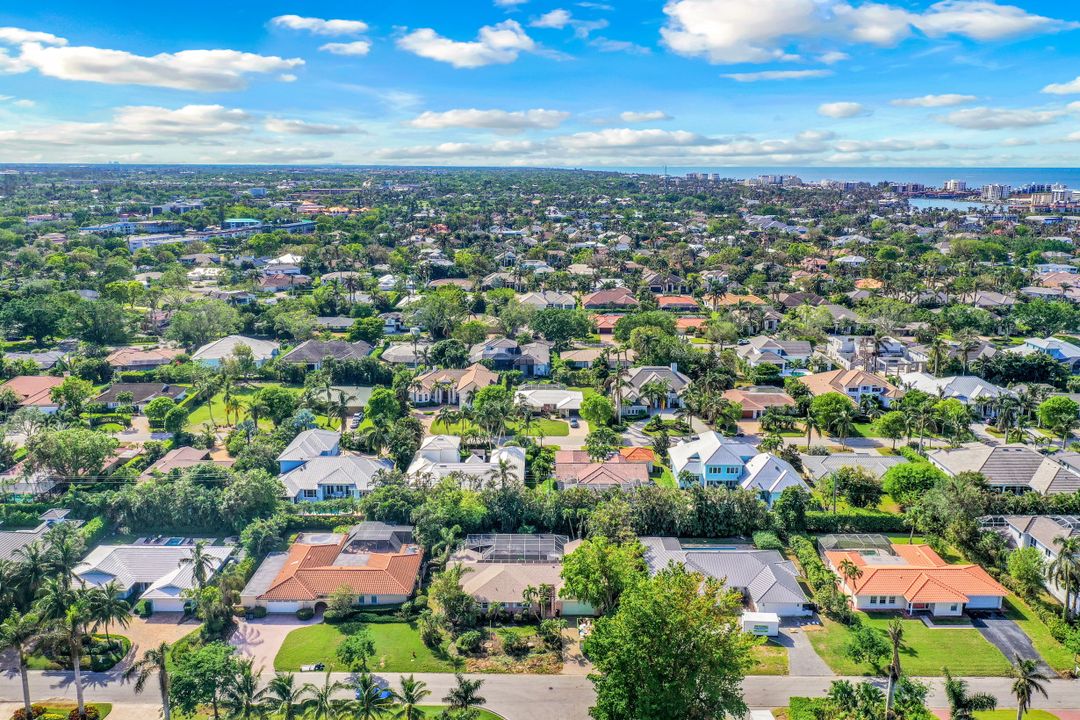 696 Fountainhead Ln, Naples, FL 34103