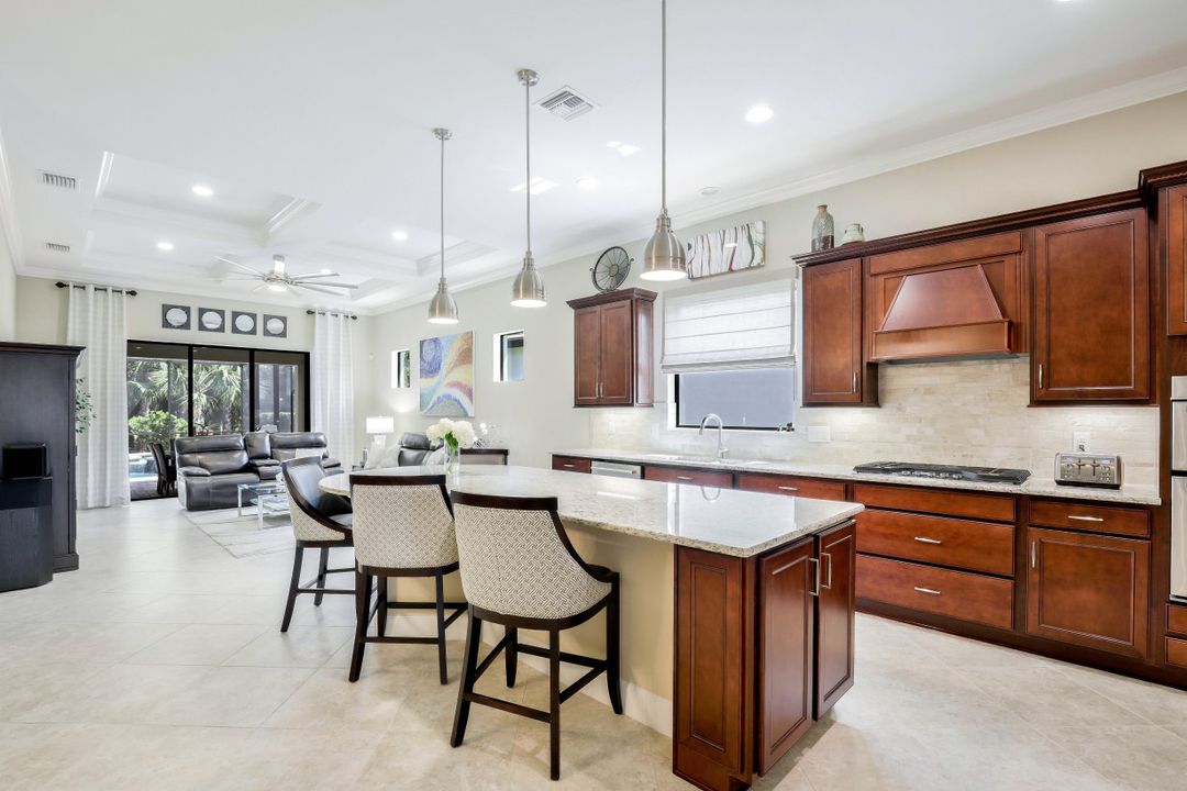 9374 Greyhawk Trl, Naples, FL 34120