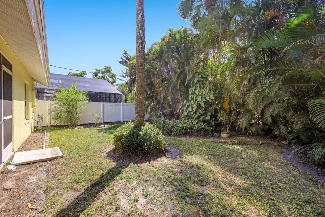 812 102nd Ave N, Naples, FL 34108