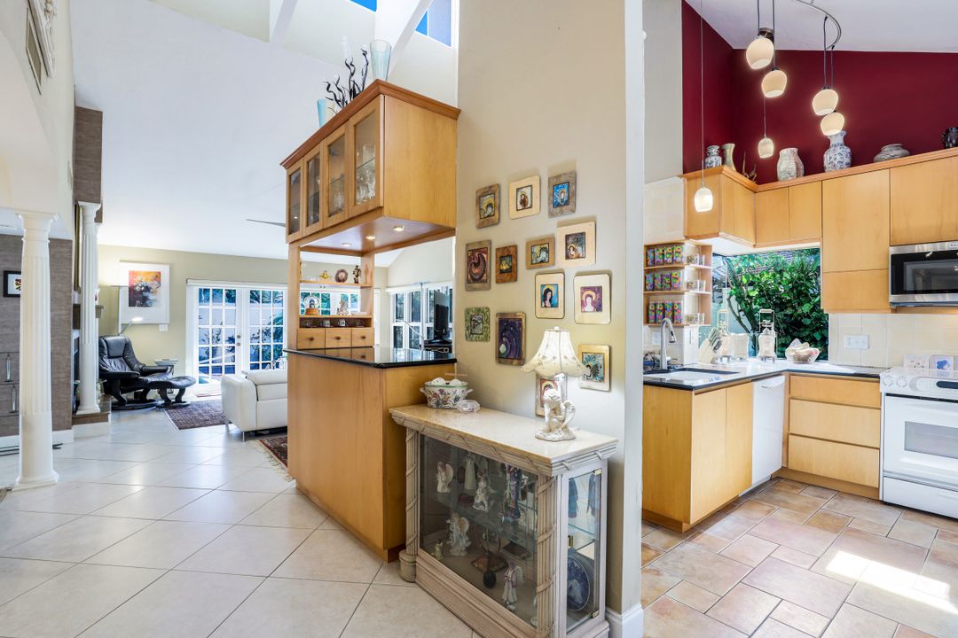 543 Bay Villas Ln, Naples, FL 34108