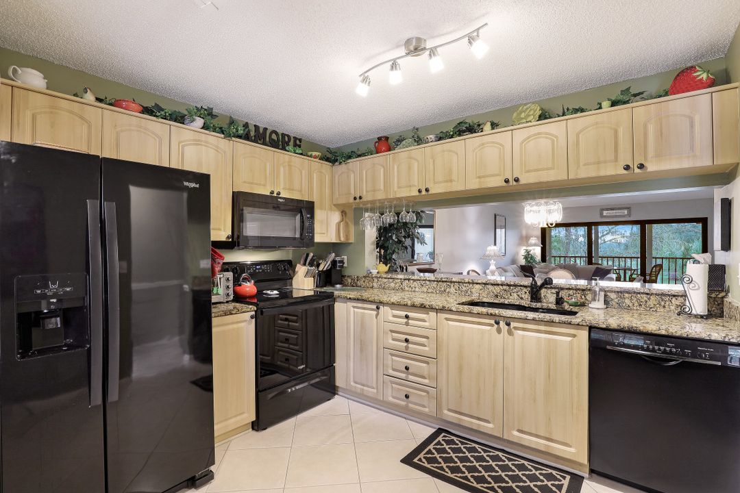 5767 Deauville Cir #D-303, Naples, FL 34112